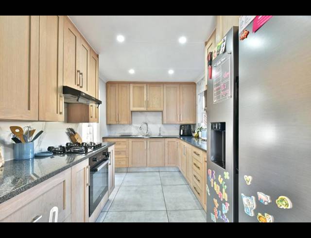 4 BEDROOM TOWNHOUSE FOR SALE IN SUIDEROORD